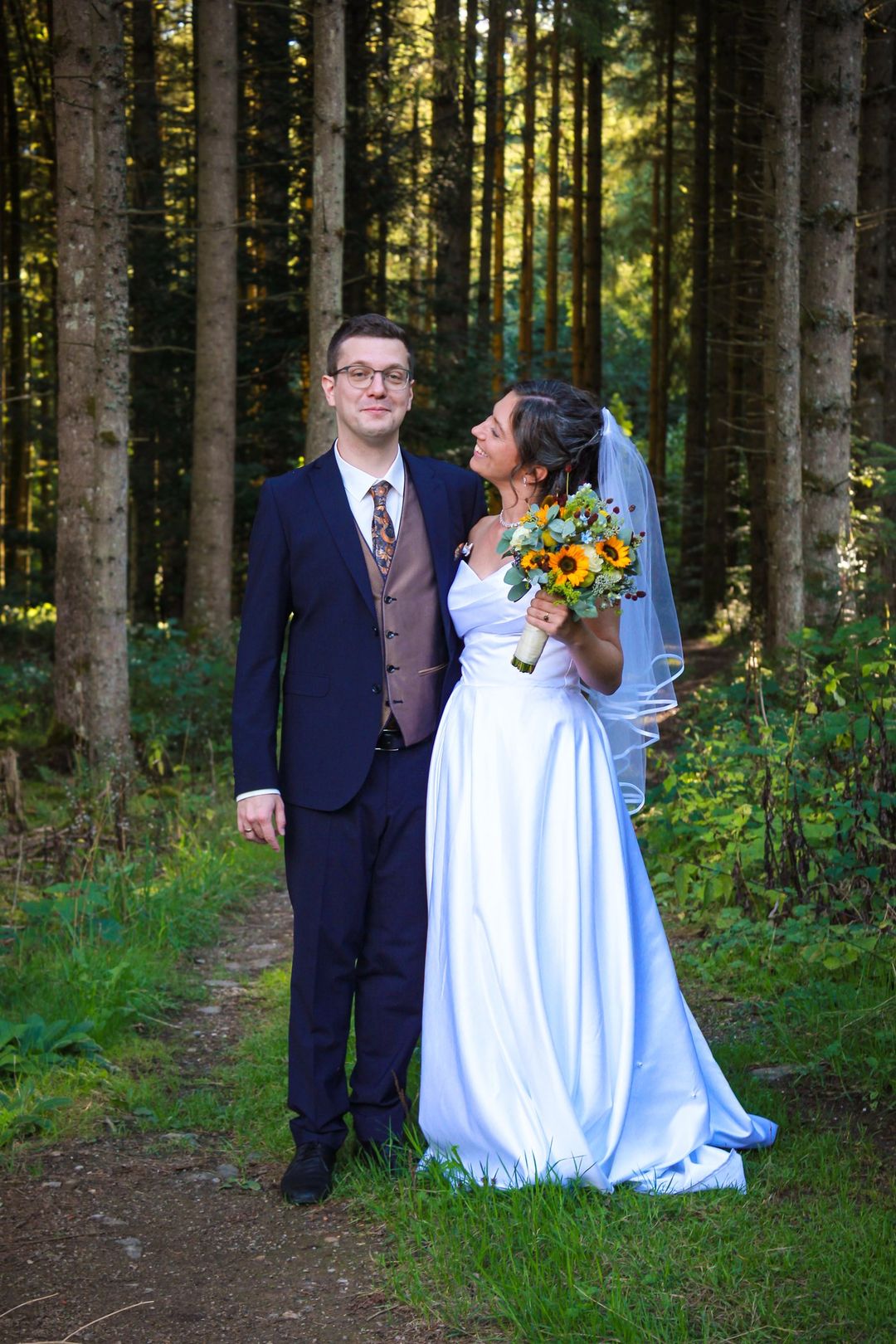Aneta und Korbinian im Portrait mit dem Brautstrauß